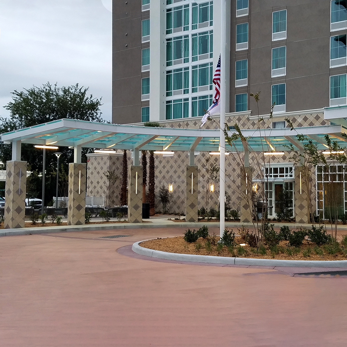 Curved canopy at Hampton Inn